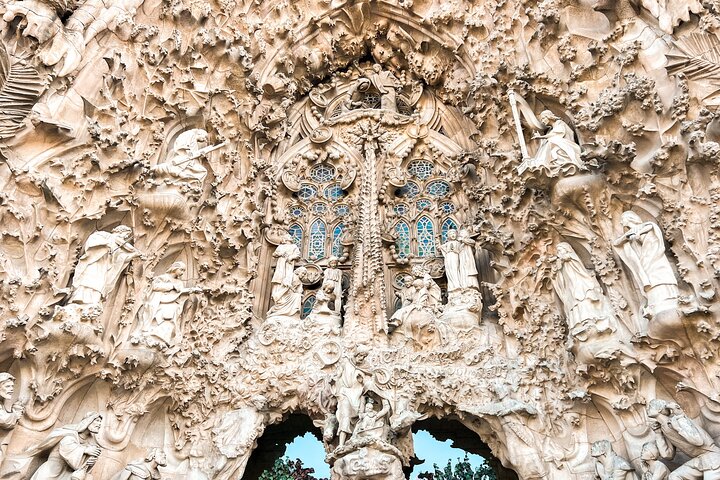 Park Guell and Sagrada Familia Tour with Skip the Line Tickets