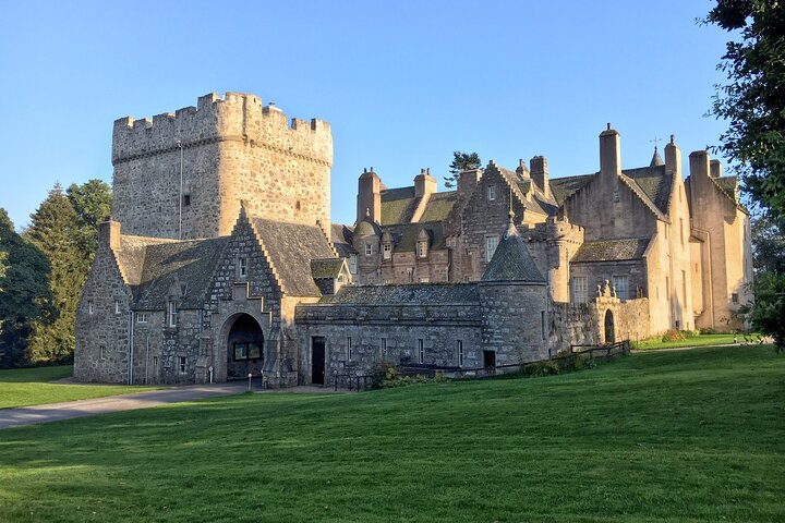 Aberdeen Private Half Day Tour: Dunnottar, Crathes Castles +more