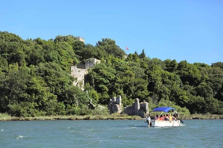Ksamil: Mussel Sailing Tour with Food and Drink in Albania