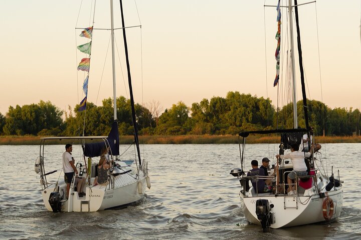 Sail along the Río de la Plata with a good wine and listening to Argentine tango