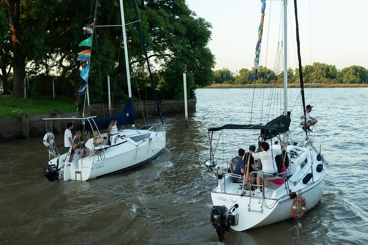 Sail along the Río de la Plata with a good wine and listening to Argentine tango