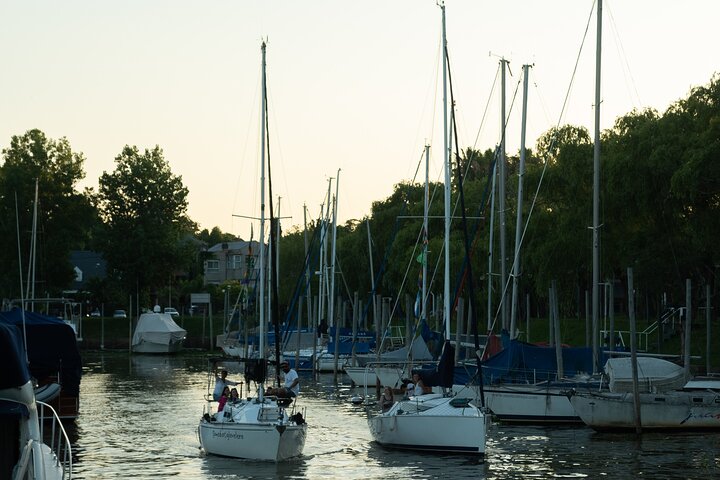 Sail along the Río de la Plata with a good wine and listening to Argentine tango