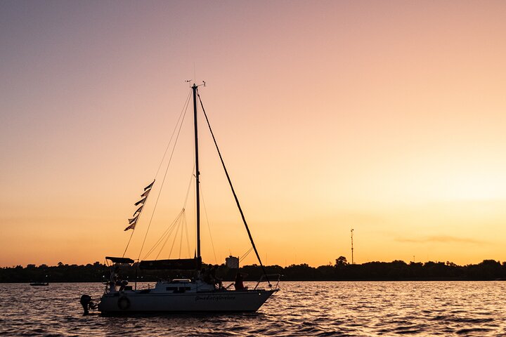Sail along the Río de la Plata with a good wine and listening to Argentine tango