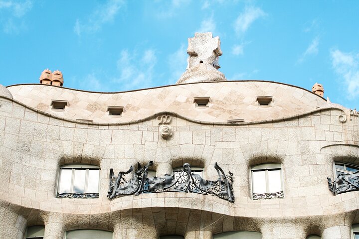 Barcelona all included: Sagrada, Park Güell, Montjuic & Gothic