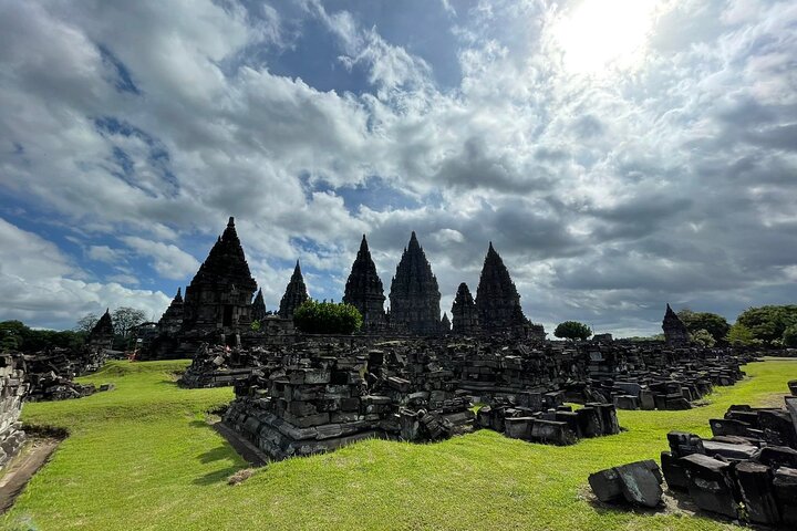Yogyakarta: Borobudur Climb Up and Prambanan Temple Private Tour