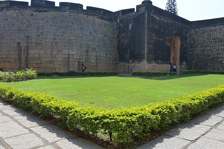 Tipu Palace + Koté Vishnu + Fort + KR Market + Jain Temple = Bengaluru Pété Walk