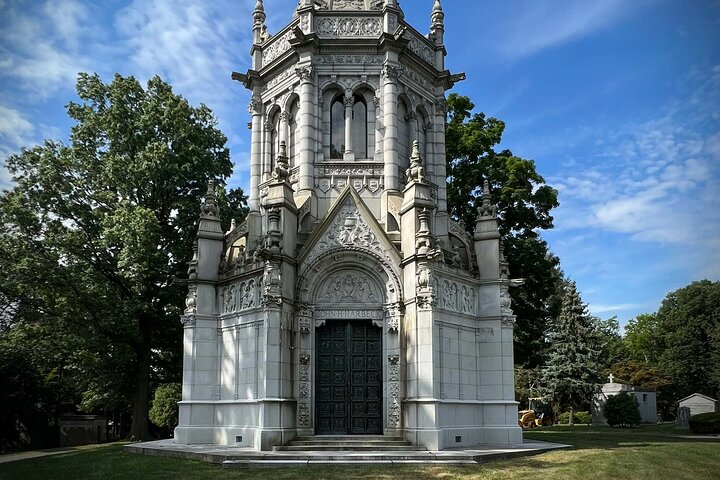 Woodlawn Cemetery: A Self-Guided Audio Tour of Gilded Age Art and Architecture