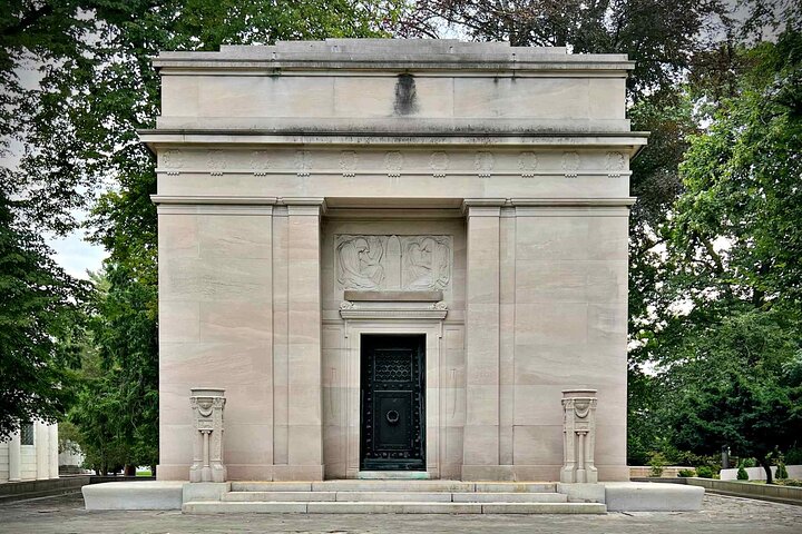 Woodlawn Cemetery: A Self-Guided Audio Tour of Gilded Age Art and Architecture
