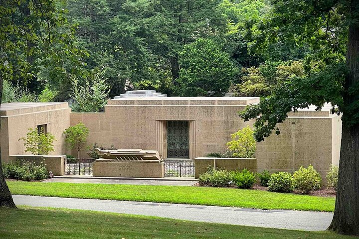 Woodlawn Cemetery: A Self-Guided Audio Tour of Gilded Age Art and Architecture
