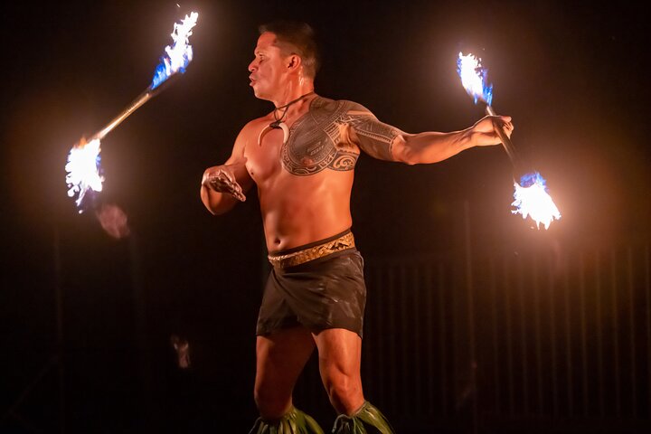 Maui Luau Dinner Show at Gilligans Island