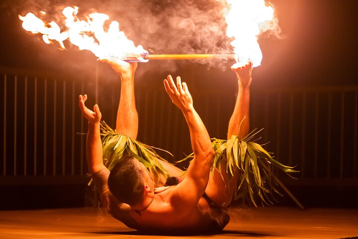 Maui Luau Dinner Show at Gilligans Island
