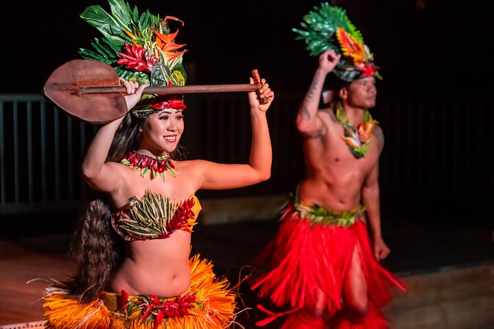 Maui Luau Dinner Show at Gilligans Island