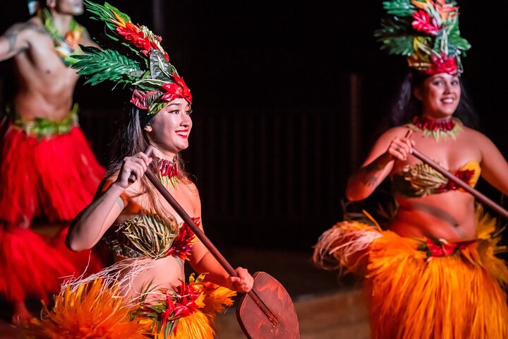 Maui Luau Dinner Show at Gilligans Island