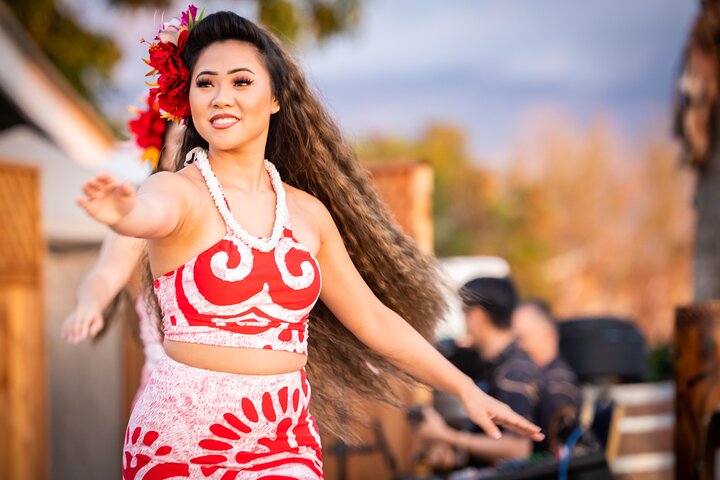 Maui Luau Dinner Show at Gilligans Island
