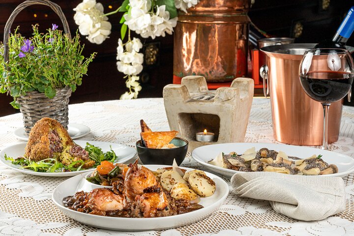 Maltese Traditional Dinner and Folklore Show with Transfers