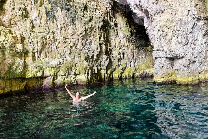 Vlore Speedboat Tour to Sazan Island & Haxhi Ali Cave