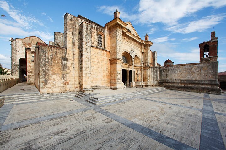 Historical Tour of Santo Domingo and 3 eyes Caves with Lunch