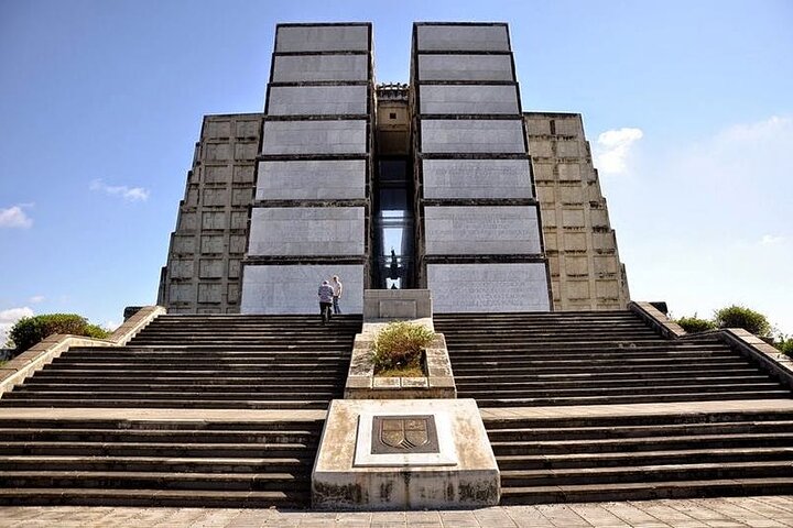Historical Tour of Santo Domingo and 3 eyes Caves with Lunch