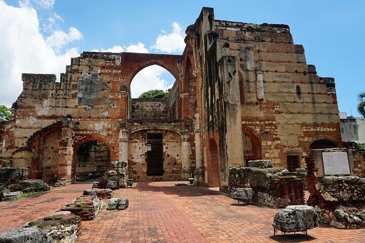 Historical Tour of Santo Domingo and 3 eyes Caves with Lunch