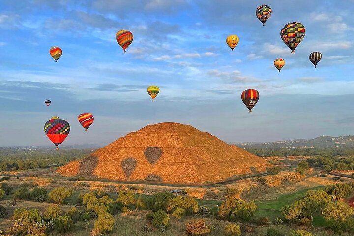 Balloon flight + pick up in CDMX + Breakfast in Cave + Pyramids