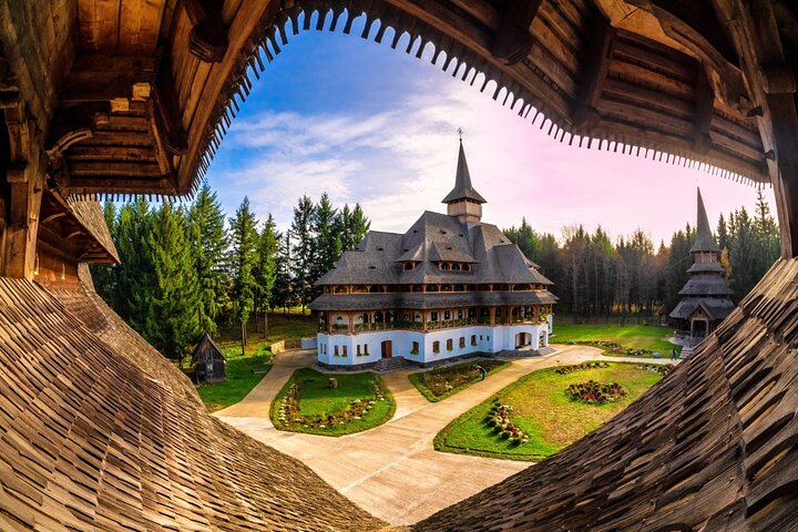 Dreamy Walking Tour in Maramures For Couples