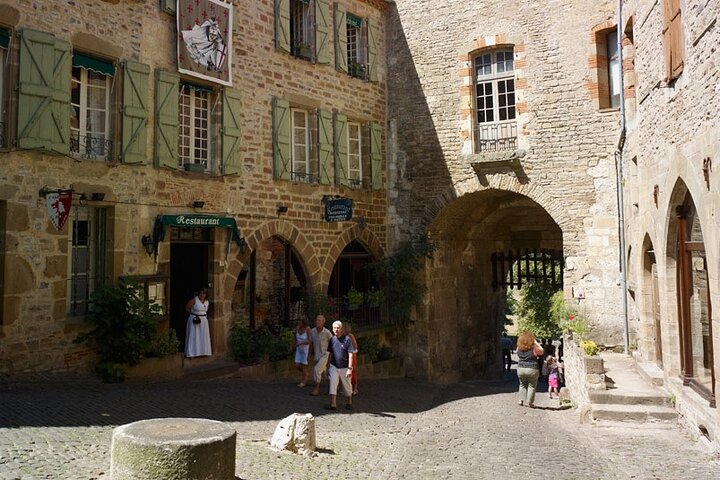 Toulouse : Albi and Cordes/Ciel Day Trip with audio guides