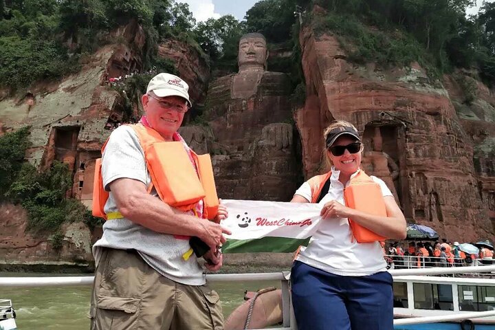 All Inclusive Private Trip to Chengdu Giant Panda Base and Leshan Giant Buddha