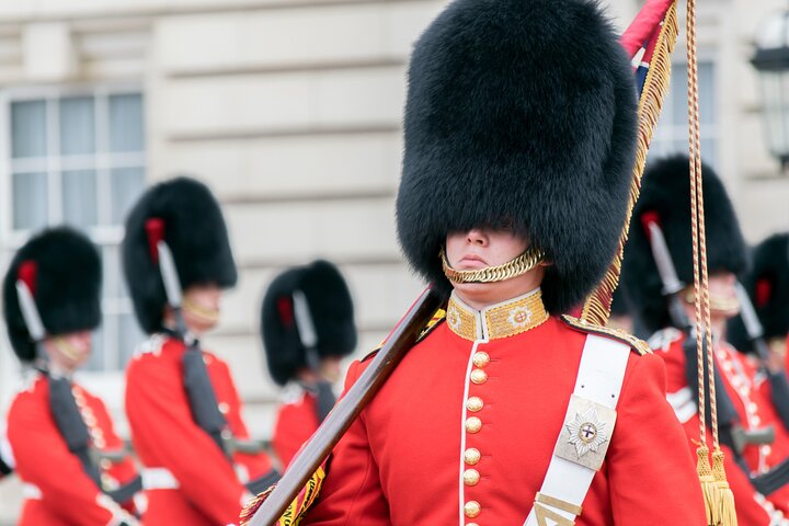 Buckingham Palace Entrance Ticket & Changing of the Guard Tour