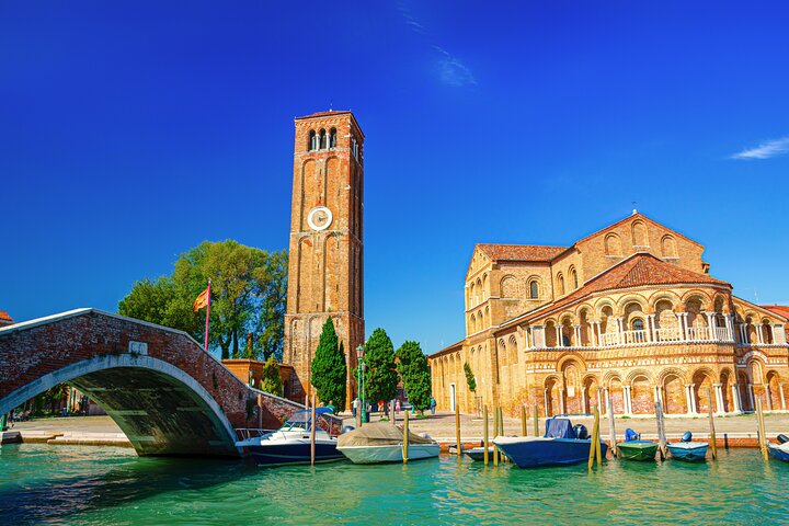 Murano & Burano Islands Guided Small-Group Tour by Private Boat