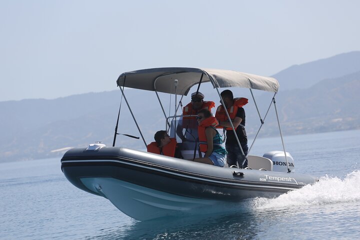 Blue Lagoon Private Boat Rental No Licence with Masks Included