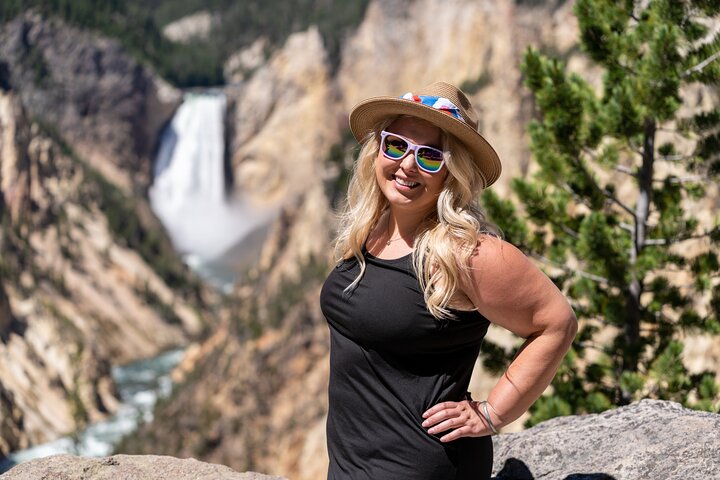 From Jackson Hole: Yellowstone Old Faithful, Waterfalls and Wildlife Day Tour