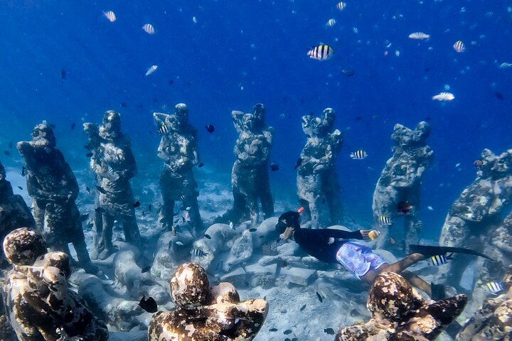 Snorkeling with turtle and statue in Gilis
