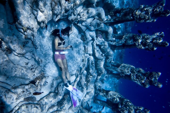 Snorkeling with turtle and statue in Gilis