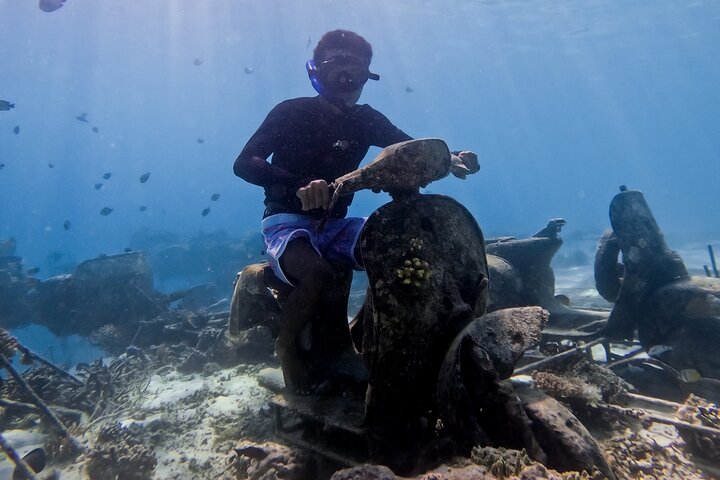 Snorkeling with turtle and statue in Gilis