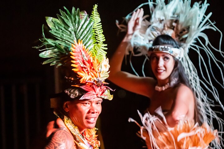 Maui Luau Dinner Show at Gilligans Island