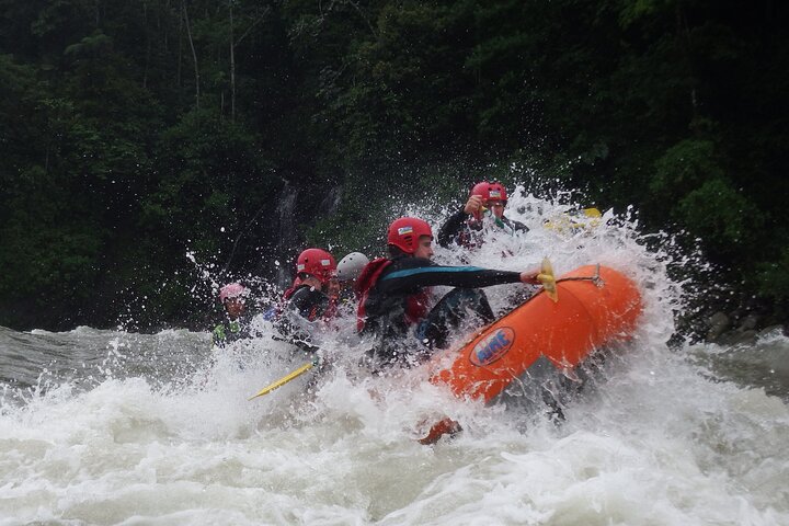 Extreme Rafting in Baños Ecuador Level III & IV +