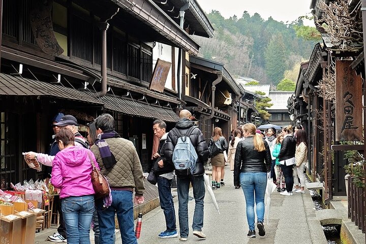 1 Day Private Charter Tour to Shirakawa-go & Takayama