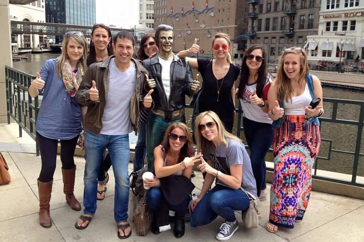 Personal and Detailed Milwaukee Sightseeing Bus Tour
