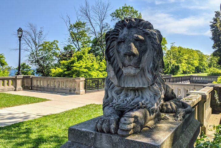 Personal and Detailed Milwaukee Sightseeing Bus Tour