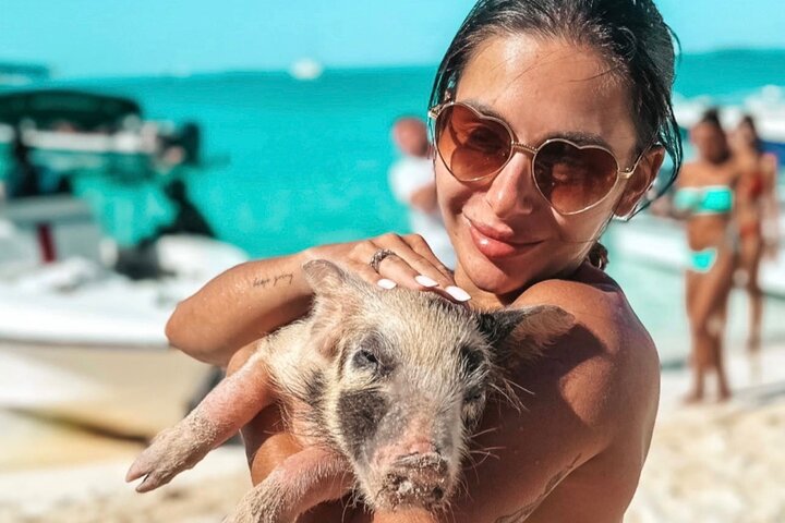 Great Exuma: Private Island-Hopping Boat Tour with Swimming Pigs