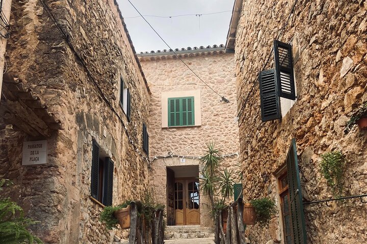 Mallorca Full-Day Tour Valldemossa Deià and Sóller Experience