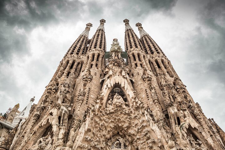 Sagrada Familia Guided Tour with Skip The Line Access