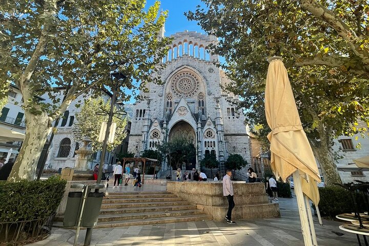 Mallorca Full-Day Tour Valldemossa Deià and Sóller Experience