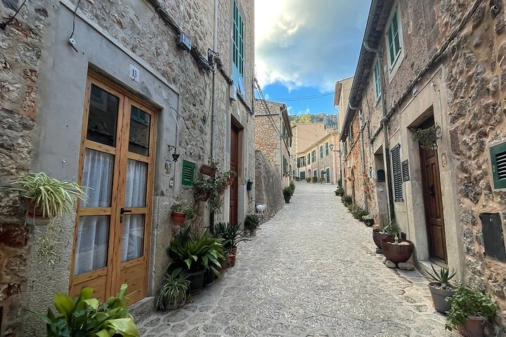 Mallorca Full-Day Tour Valldemossa Deià and Sóller Experience
