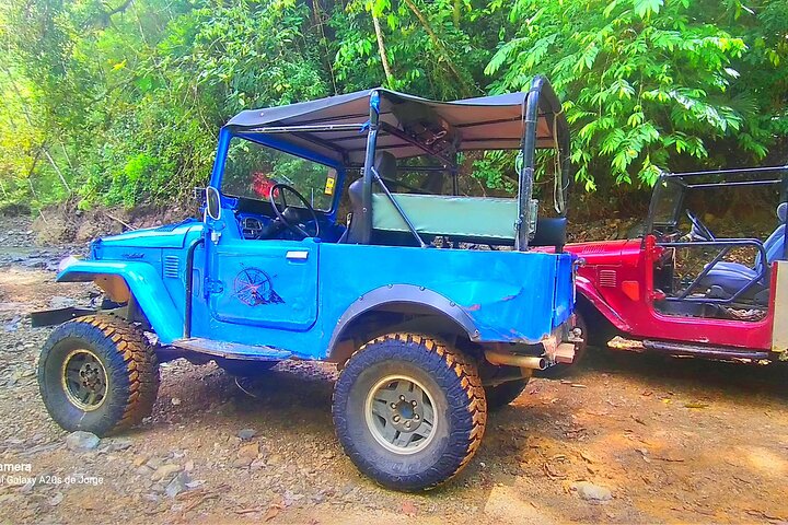 Hike 10 waterfalls in Jaco lunch included