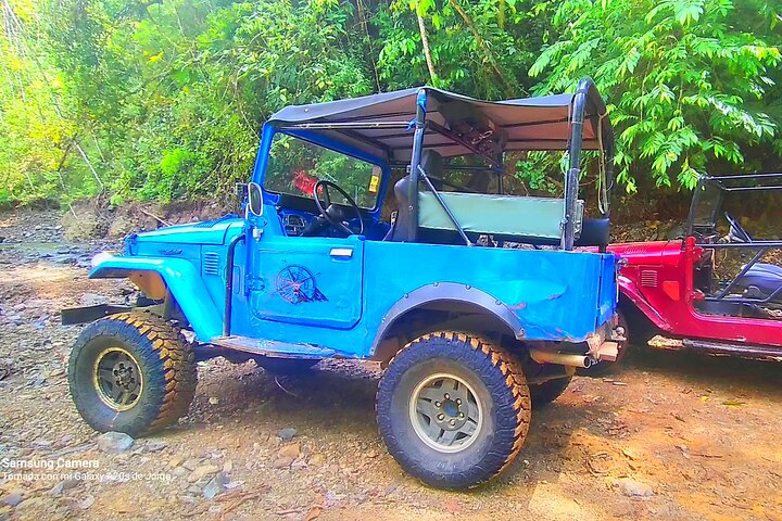 Hike 10 waterfalls in Jaco lunch included