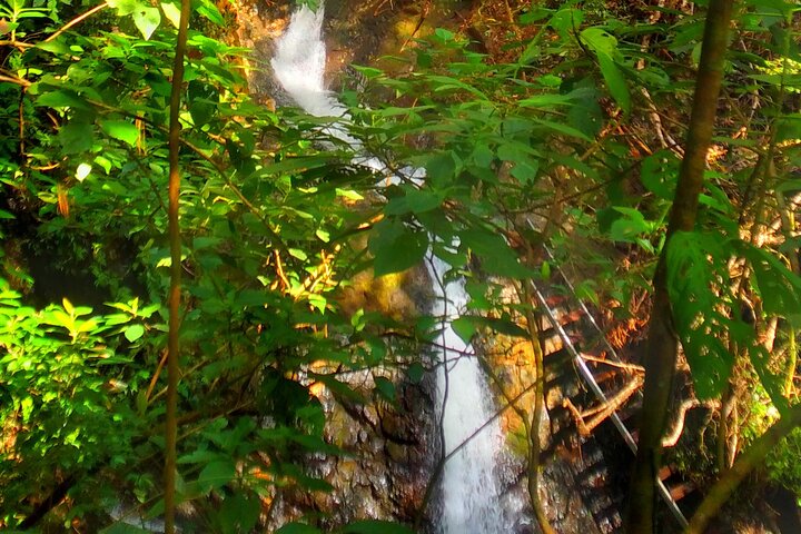 Hike 10 waterfalls in Jaco lunch included