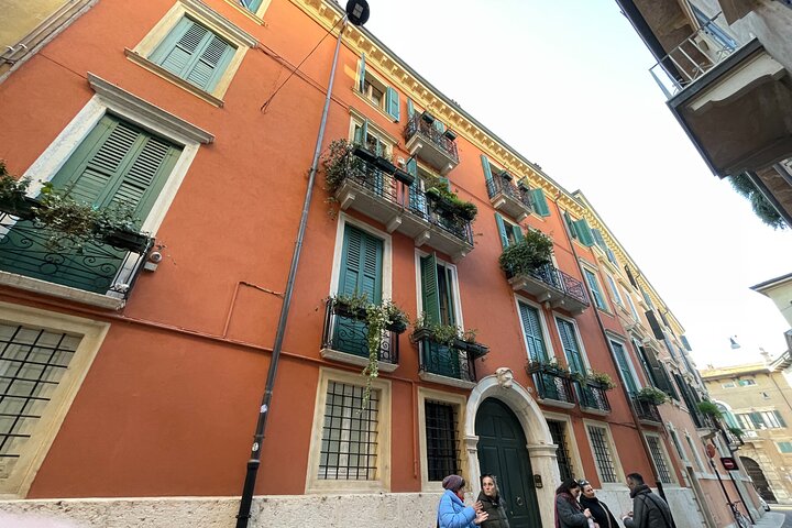 Verona: Tour with Arena, Cable Car and Optional Juliet Tickets
