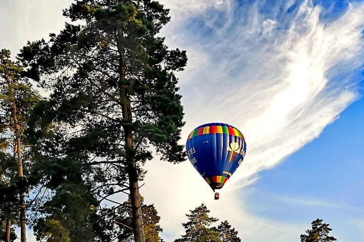 Hot air balloon flight Vilnius, Trakai with Transfer & Shampagne