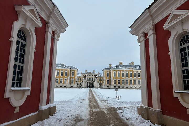 Private Trip from Vilnius to Riga: Hill of Crosses, Rundale Palace, Bauska castl